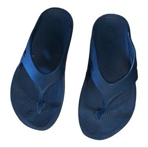 OOFOS Black Thong Sandals Size 10